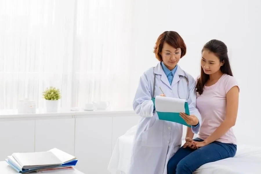 Bác sĩ trao đổi thông tin để đánh giá sức khỏe và triệu chứng hiện tại