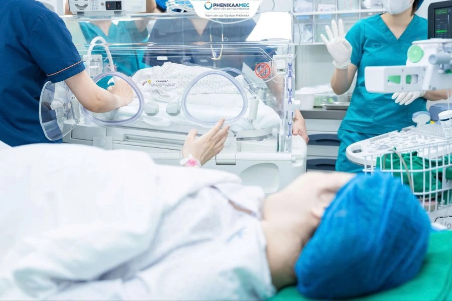 Ca tam thai hiếm gặp: PhenikaaMec đỡ đẻ sinh thường em bé đầu tiên nặng 900g, giữ thành công hai thai nhi còn lại trong bụng mẹ