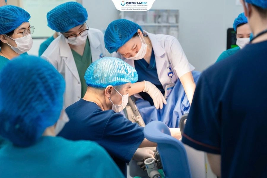 Ca tam thai hiếm gặp: PhenikaaMec đỡ đẻ sinh thường em bé đầu tiên nặng 900g, giữ thành công hai thai nhi còn lại trong bụng mẹ