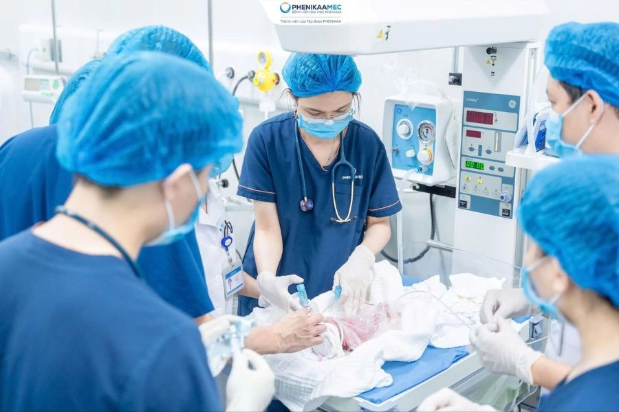 Ca tam thai hiếm gặp: PhenikaaMec đỡ đẻ sinh thường em bé đầu tiên nặng 900g, giữ thành công hai thai nhi còn lại trong bụng mẹ
