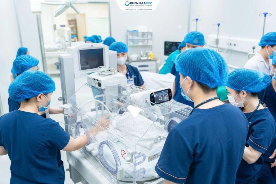 Ca tam thai hiếm gặp: PhenikaaMec đỡ đẻ sinh thường em bé đầu tiên nặng 900g, giữ thành công hai thai nhi còn lại trong bụng mẹ