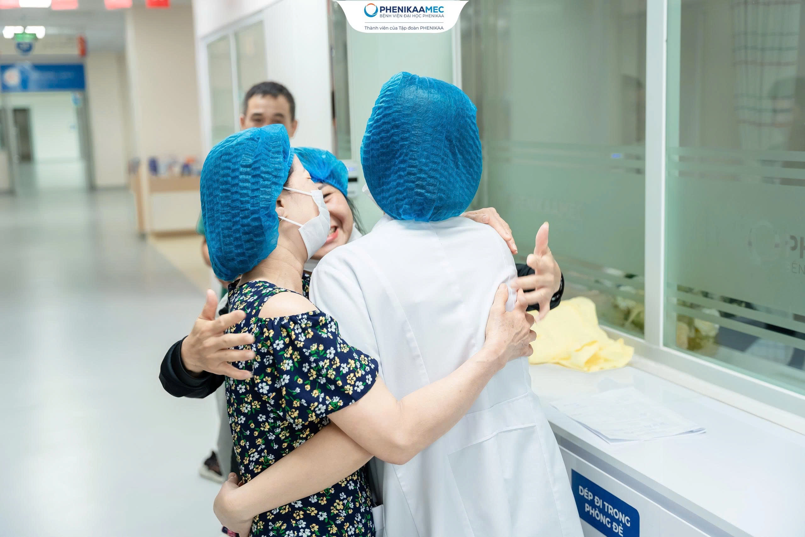 Ca tam thai hiếm gặp: PhenikaaMec đỡ đẻ sinh thường em bé đầu tiên nặng 900g, giữ thành công hai thai nhi còn lại trong bụng mẹ