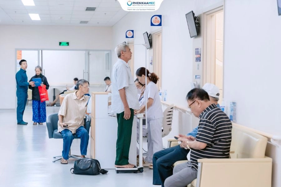 Bệnh viện Đại học Phenikaa đồng hành chăm sóc sức khỏe người có công tại phường Xuân Phương
