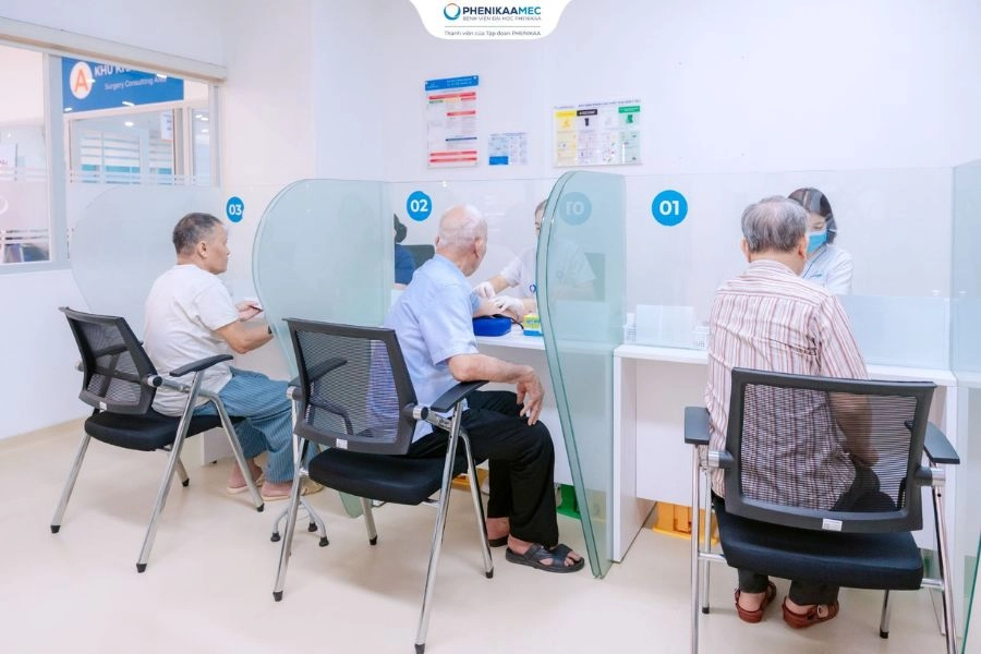 Bệnh viện Đại học Phenikaa đồng hành chăm sóc sức khỏe người có công tại phường Xuân Phương 2