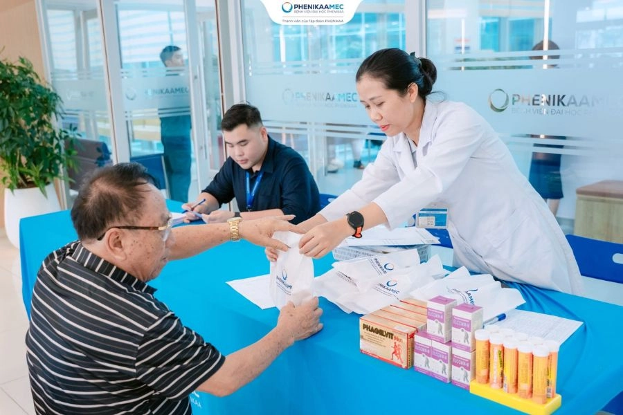 Bệnh viện Đại học Phenikaa đồng hành chăm sóc sức khỏe người có công tại phường Xuân Phương