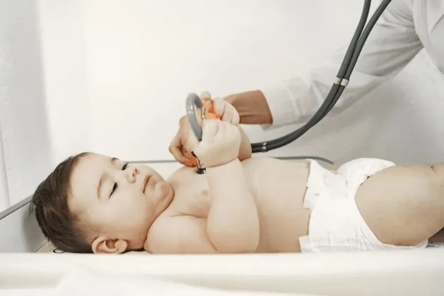 Khám lâm sàng giúp bác sĩ đánh giá trương lực cơ, mức độ yếu cơ và khả năng vận động của trẻ