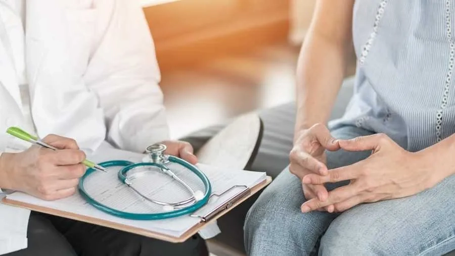 Cần đi khám bác sĩ nếu sốt cao kéo dài hoặc có dấu hiệu bất thường
