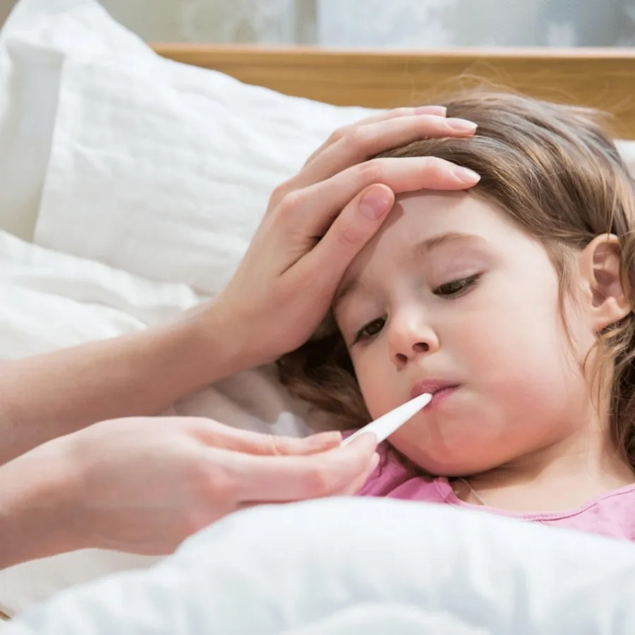 Hạ sốt đúng cách giúp hạn chế nguy cơ biến chứng do sốt cao kéo dài
