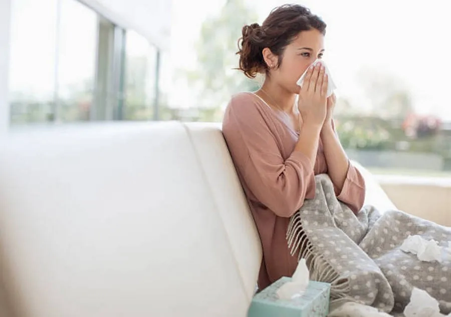 Virus sởi dễ phát tán qua ho, hắt hơi và nói chuyện ở khoảng cách gần