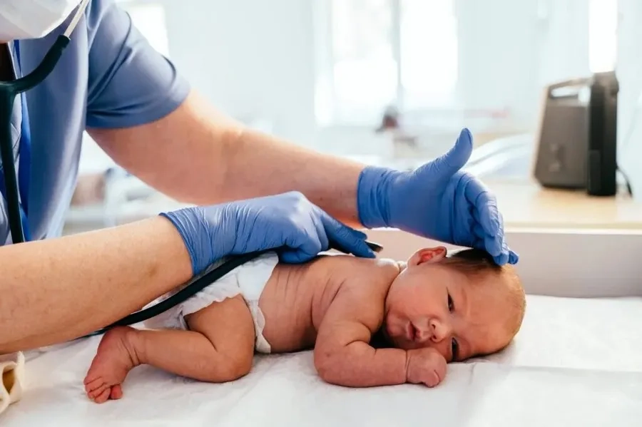 Bác sĩ thăm khám lâm sàng để phát hiện những dấu hiệu nghi ngờ nứt đốt sống