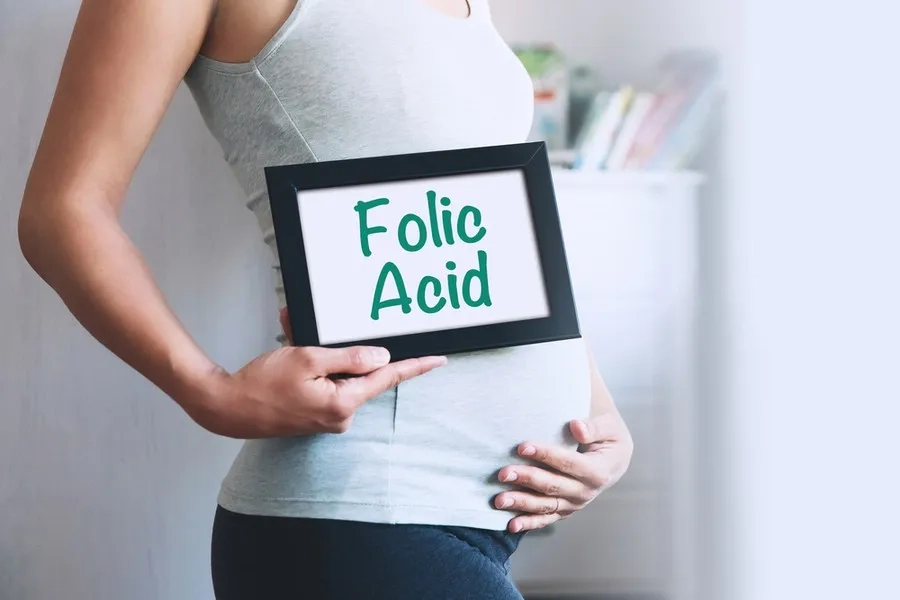 Thiếu acid folic trước và trong thai kỳ là nguyên nhân phổ biến gây dị tật nứt đốt sống 
