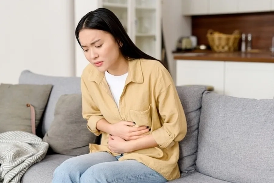 Đau bụng dưới kèm theo chảy máu âm đạo bất thường có thể là dấu hiệu thai ngoài tử cung