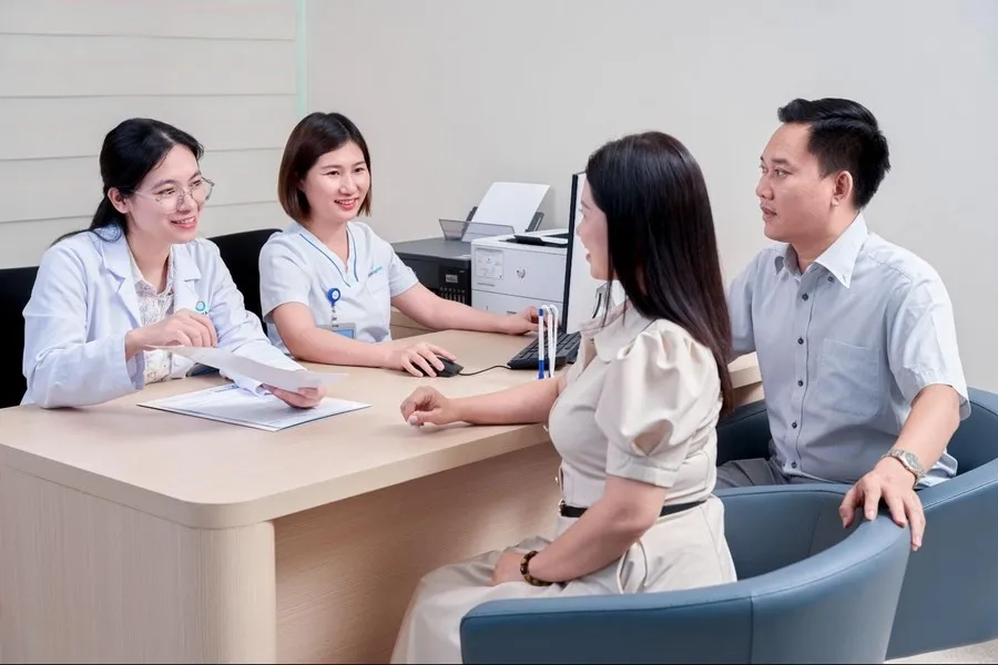Bạn nên đến thăm khám bác sĩ nếu máu ra nhiều trên 3 ngày, màu đỏ tươi, kèm cục máu đông