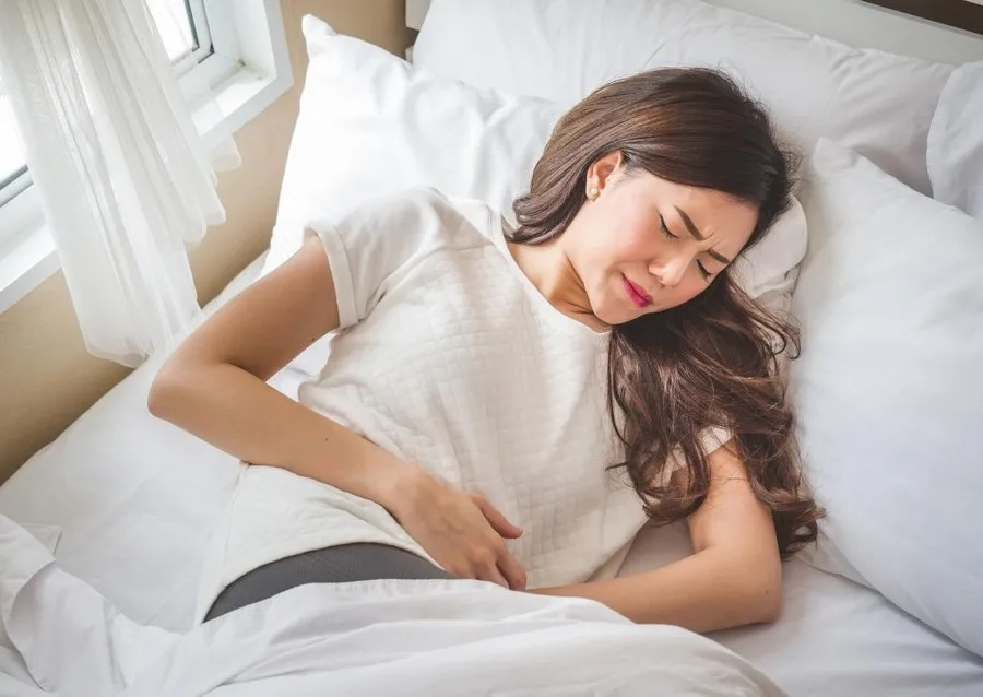 Mẹ bầu có thể xuất hiện cơn đau bụng từ nhẹ đến dữ dội khi bị lưu thai