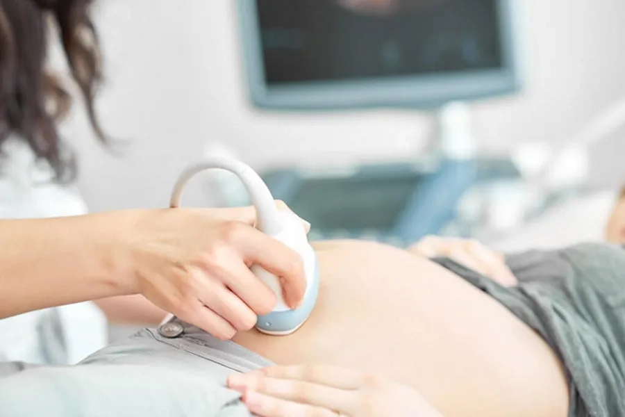 Mang song thai có một thai lưu cần gặp bác sĩ để được chăm sóc và theo dõi thai nhi còn lại