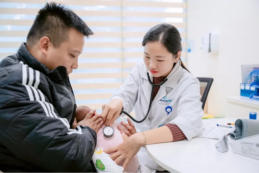 Bác sĩ thực hiện khám sàng lọc trước khi tiêm cho trẻ