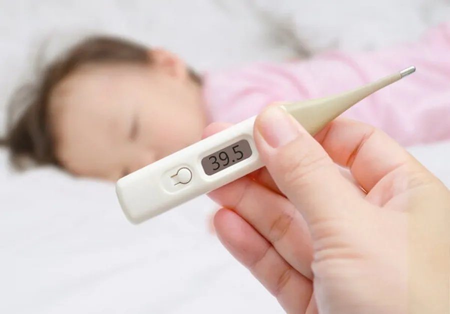 Trẻ sốt trên 39 độ, không đáp ứng thuốc hạ sốt cần đưa đến cơ sở gần nhất để được bác sĩ thăm khám