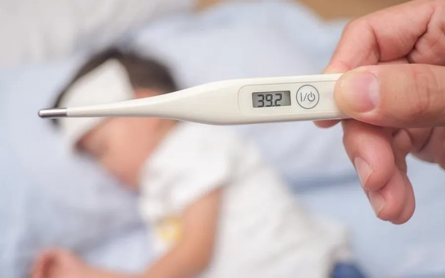 Trẻ sốt cao không hạ sau tiêm cần nhập viện để theo dõi