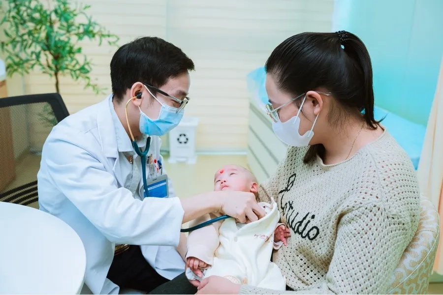 Tại Trung tâm Tiêm chủng Bệnh viện Đại học Phenikaa, trẻ được thăm khám, uống vắc xin, theo dõi sau khi uống theo khuyến cáo của Bộ Y tế