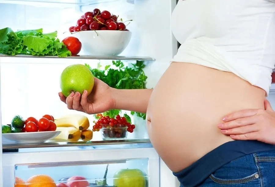 Chế độ dinh dưỡng cân bằng và nghỉ ngơi hợp lý giúp mẹ duy trì sức khỏe và hỗ trợ sự phát triển toàn diện của thai nhi