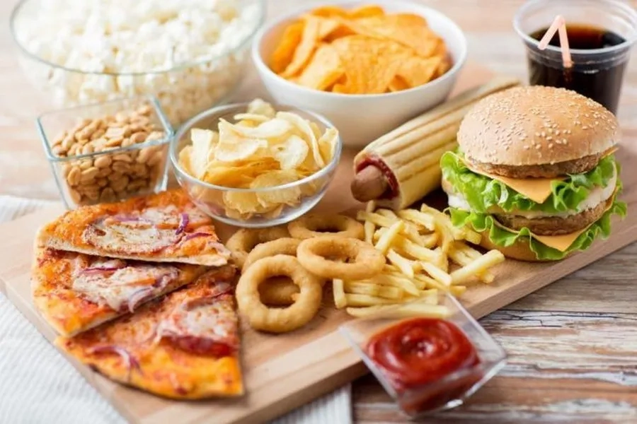 Mẹ bầu nên tránh ăn fast food, đồ chiên rán, nhiều muối 