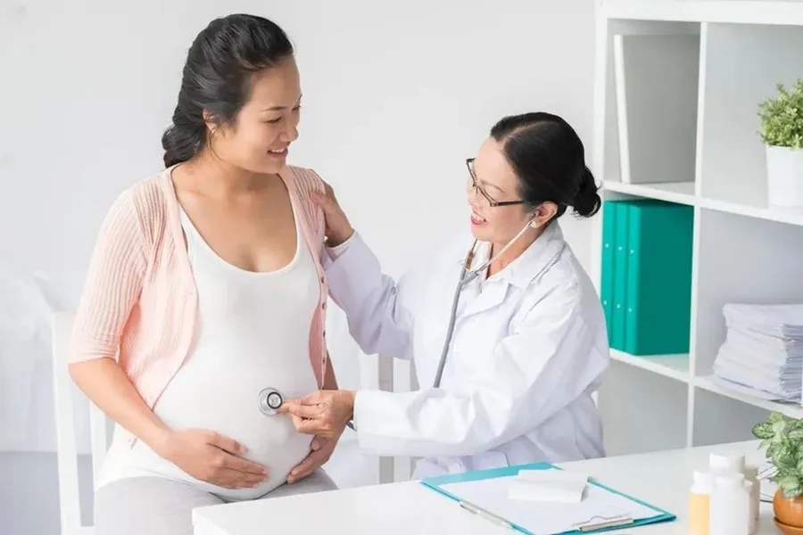 Khám sức khỏe định kỳ trong suốt quá trình mang thai để phát hiện sớm và xử lý các vấn đề bất thường