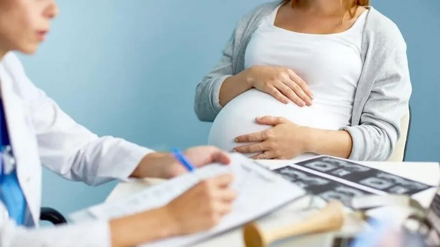 Theo dõi sức khỏe định kỳ giúp mẹ bầu kiểm soát chỉ số nước ối và giảm nguy cơ biến chứng