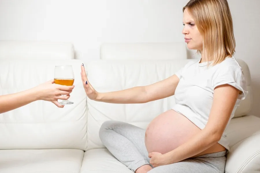 Phụ nữ cần tránh rượu bia khi mang thai