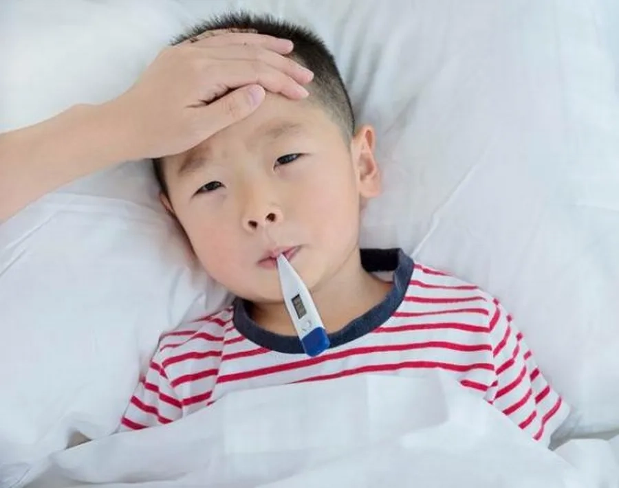 Trẻ sốt cao không hạ sau tiêm cần đến cơ sở y tế gần nhất để được bác sĩ thăm khám