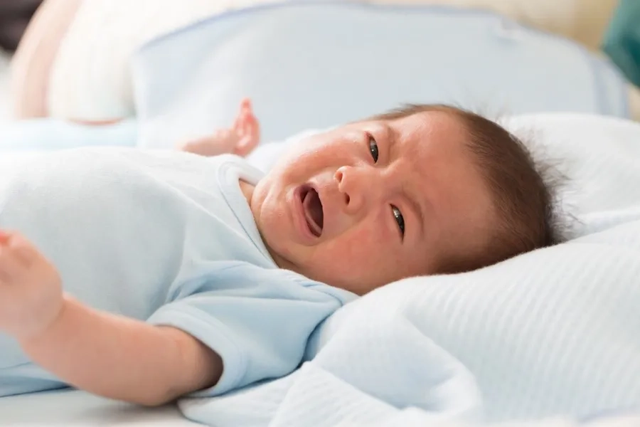 Trẻ quấy khóc, sốt cao không hạ sau tiêm cần được thăm khám sớm
