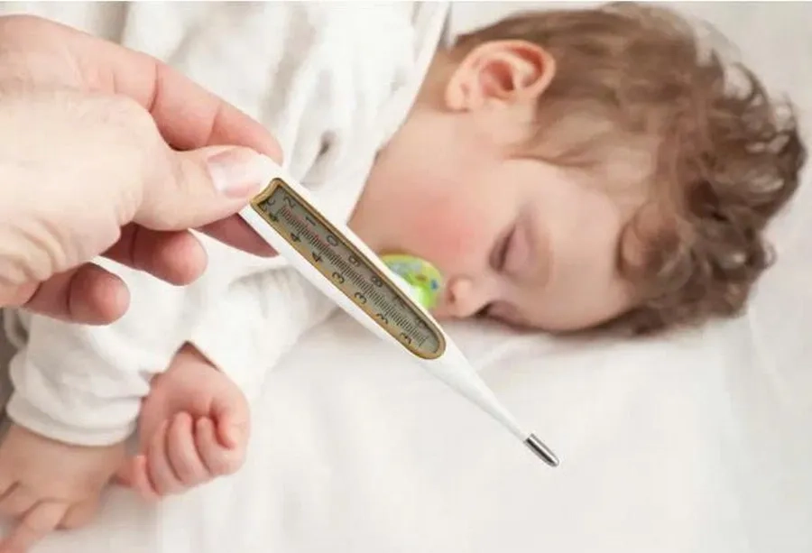 Trẻ bị sốt nên hoãn tiêm cho đến khi bé khỏe mạnh