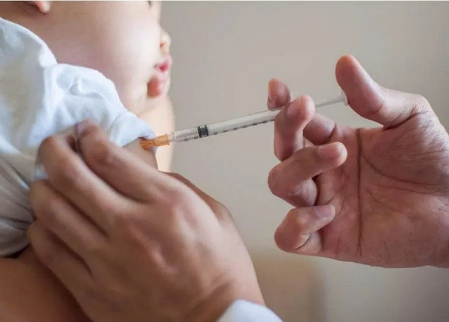 Trẻ cần tiêm vắc xin phòng sởi theo đúng hướng dẫn của Bộ Y tế