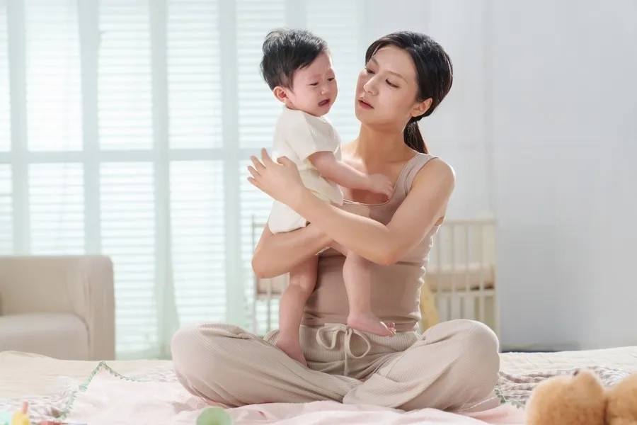 Nếu trẻ sốt cao không hạ, mệt mỏi, quấy khóc cần được đi thăm khám ngay