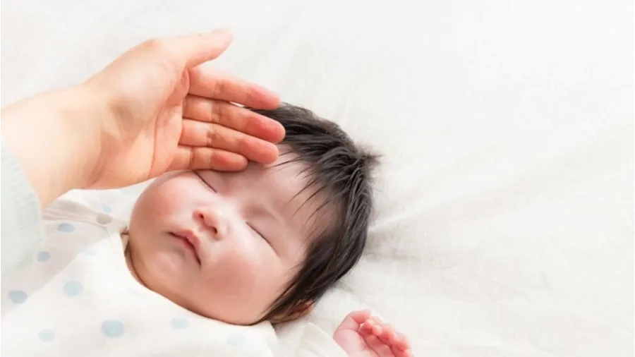 Trẻ bị sốt cao hoặc đang ốm nên hoãn tiêm vắc xin