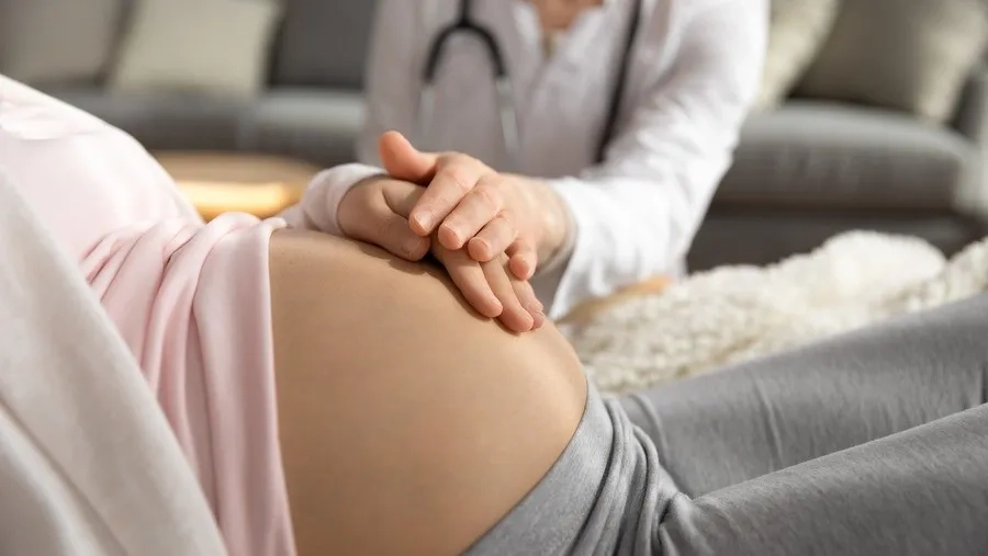 Mẹ bầu cần đi khám ngay khi xuất hiện các dấu hiệu bất thường trong thai kỳ