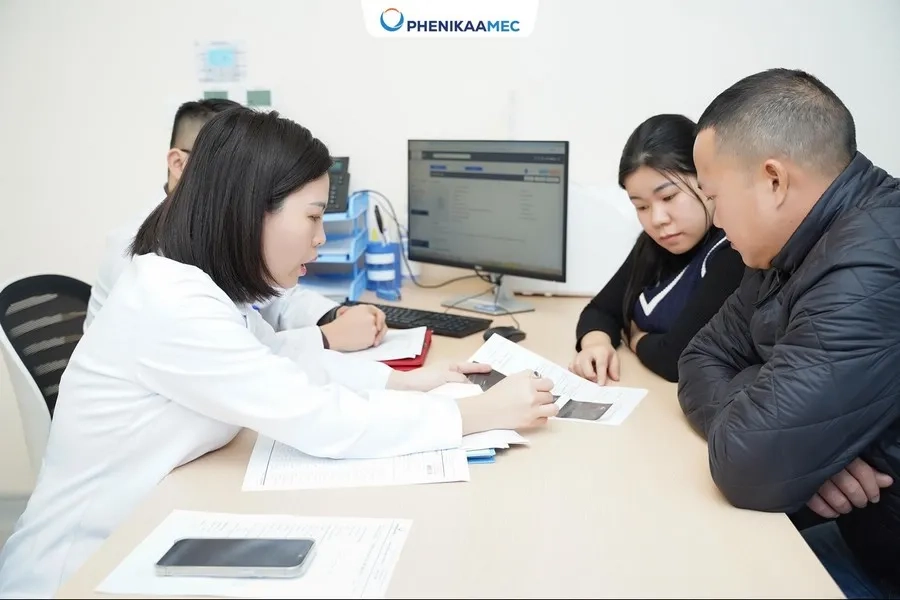 TS.BS Nguyễn Thị Sim - Giám đốc trung tâm Y học bào thai Bệnh viện Đại học Phenikaa thực hiện tư vấn trước khi tiến hành thủ thuật sinh thiết gai nhau 