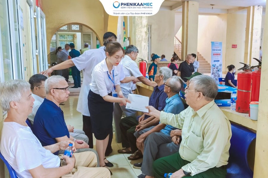 PhenikaaMec khám sức khỏe miễn phí cho hơn 200 người có công với cách mạng tại phường Dương Nội nhân dịp 27/7