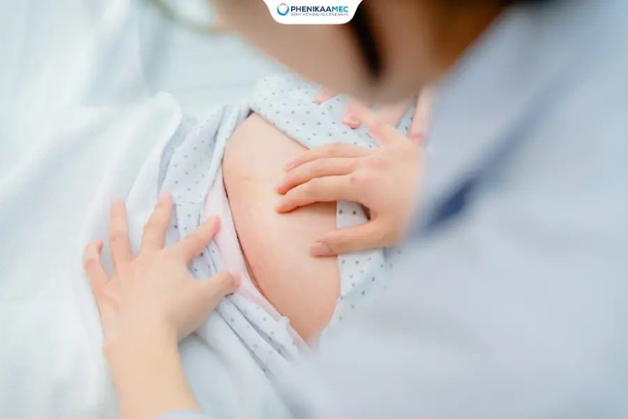 Mổ lấy thai lần thứ 4 trên nền ổ bụng dính phức tạp: Ê-kíp PhenikaaMec kiên trì bóc tách từng lớp dính, mở đường an toàn đón em bé chào đời