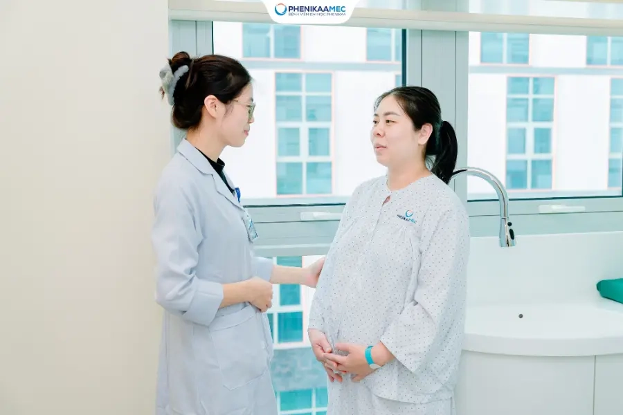 Mổ lấy thai lần thứ 4 trên nền ổ bụng dính phức tạp: Ê-kíp PhenikaaMec kiên trì bóc tách từng lớp dính, mở đường an toàn đón em bé chào đời