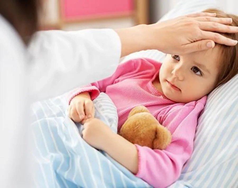Hạ sốt đúng cách giúp trẻ dễ chịu hơn và giảm nguy cơ co giật do sốt cao