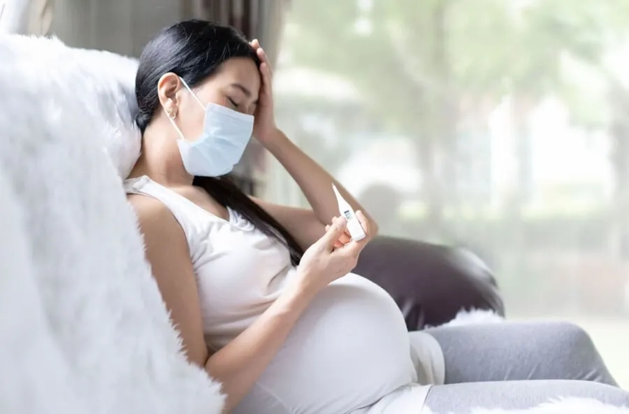 Thai phụ có thể sốt cao kèm mệt mỏi và đau nhức rõ rệt