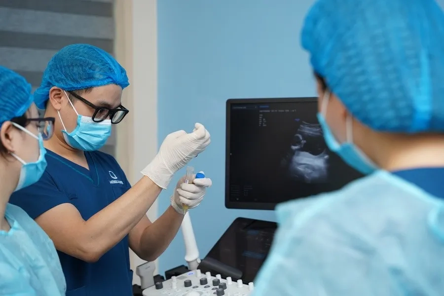 Mẫu dịch ối sẽ được chuyển đến trung tâm di truyền để thực hiện xét nghiệm