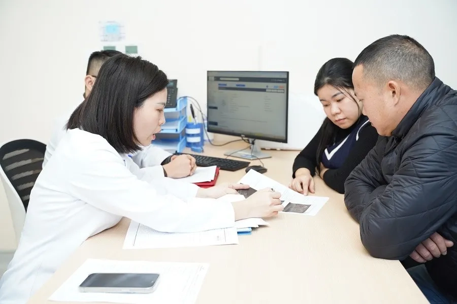 Tiến sĩ Nguyễn Thị Sim - Giám đốc Trung tâm Y học bào thai Bệnh viện Đại học Phenikaa tư vấn kết quả sau khi tiến hành thủ thuật