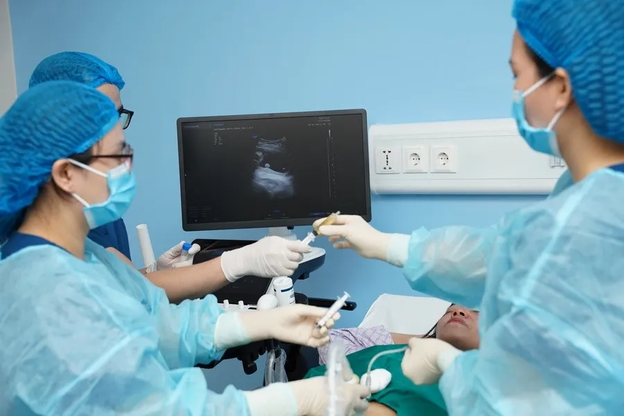 Chọc ối giúp phát hiện và đánh giá nhiều vấn đề sức khỏe tiềm ẩn của thai nhi một cách hiệu quả