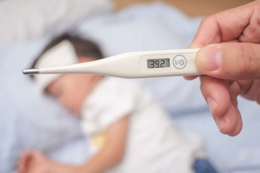 Trẻ sốt cao sau tiêm cần được thăm khám bởi bác sĩ chuyên khoa