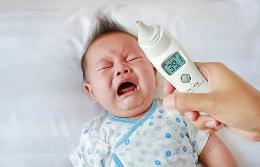 Trẻ sốt cao không hạ sau khi tiêm vắc xin cần được thăm khám kịp thời