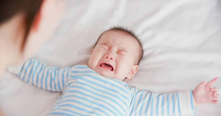 Trẻ quấy khóc sau tiêm cần được bác sĩ thăm khám và tư vấn