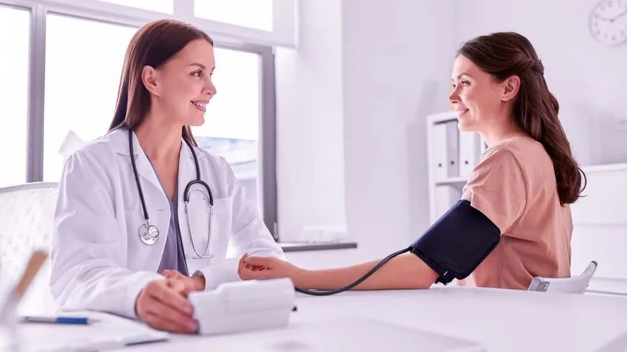 Đo huyết áp, cân nặng và các chỉ số sức khỏe cơ bản của mẹ bầu