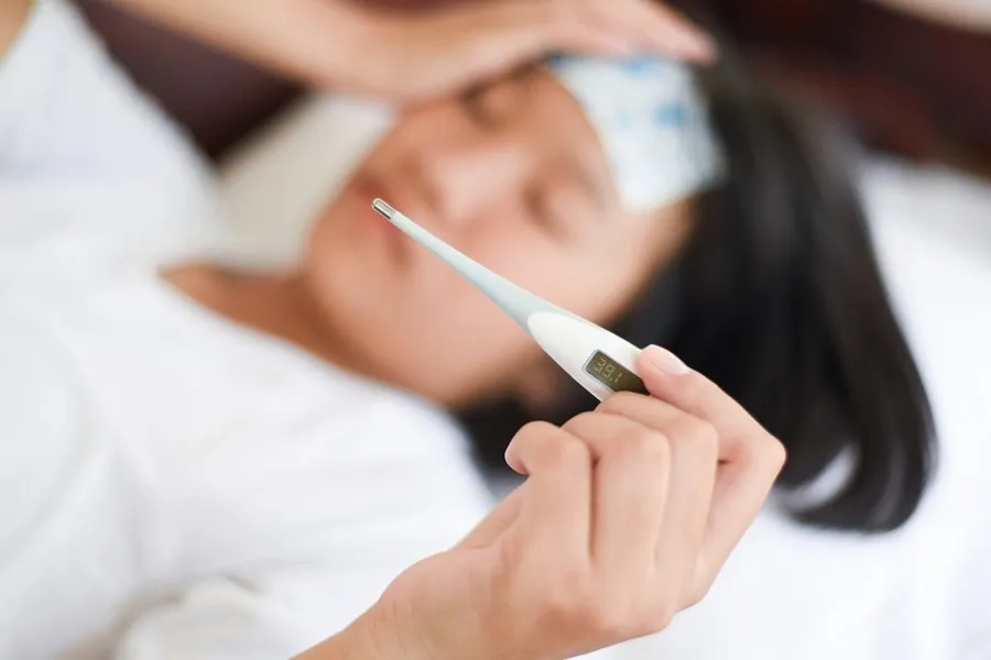 Sốt cao sau tiêm, không đáp ứng thuốc hạ sốt cần đến cơ sở y tế gần nhất để được hỗ trợ