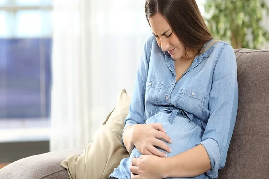 Mẹ bầu bị ra dịch âm đạo, thai máy bất thường, bụng căng cứng nên đến bệnh viện để kiểm tra ngay 